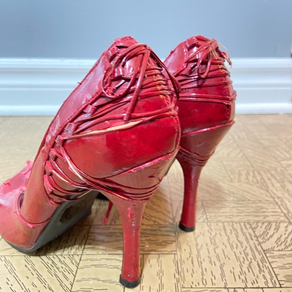 VERY CHEAP RED HIGH HEELS - Picture 5 of 5